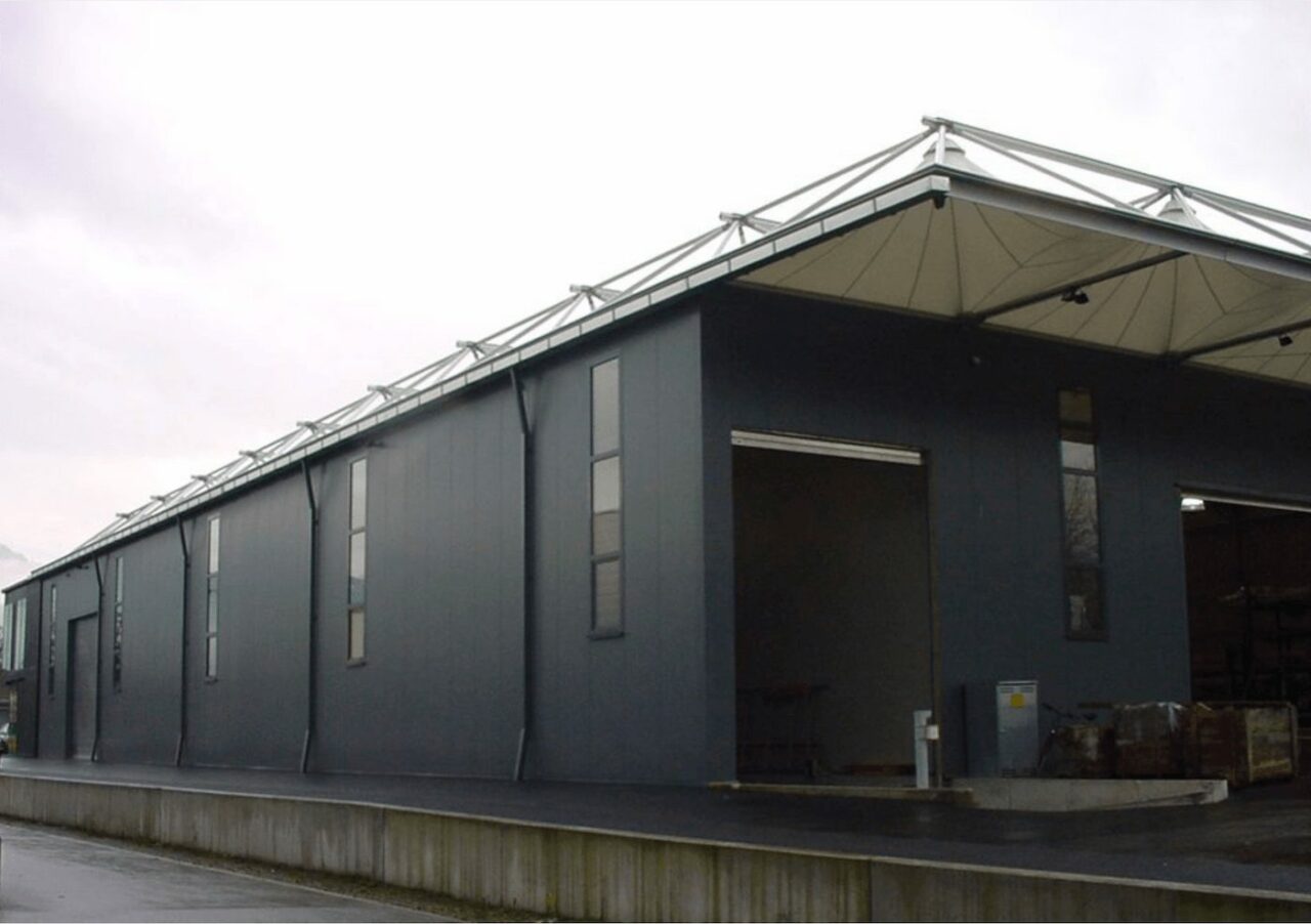 Intertent Zeltvermietung - Zelte, Pagoden und Hallen - Revolution Zelt als Lagerhalle mit Vordach und Rolltoren