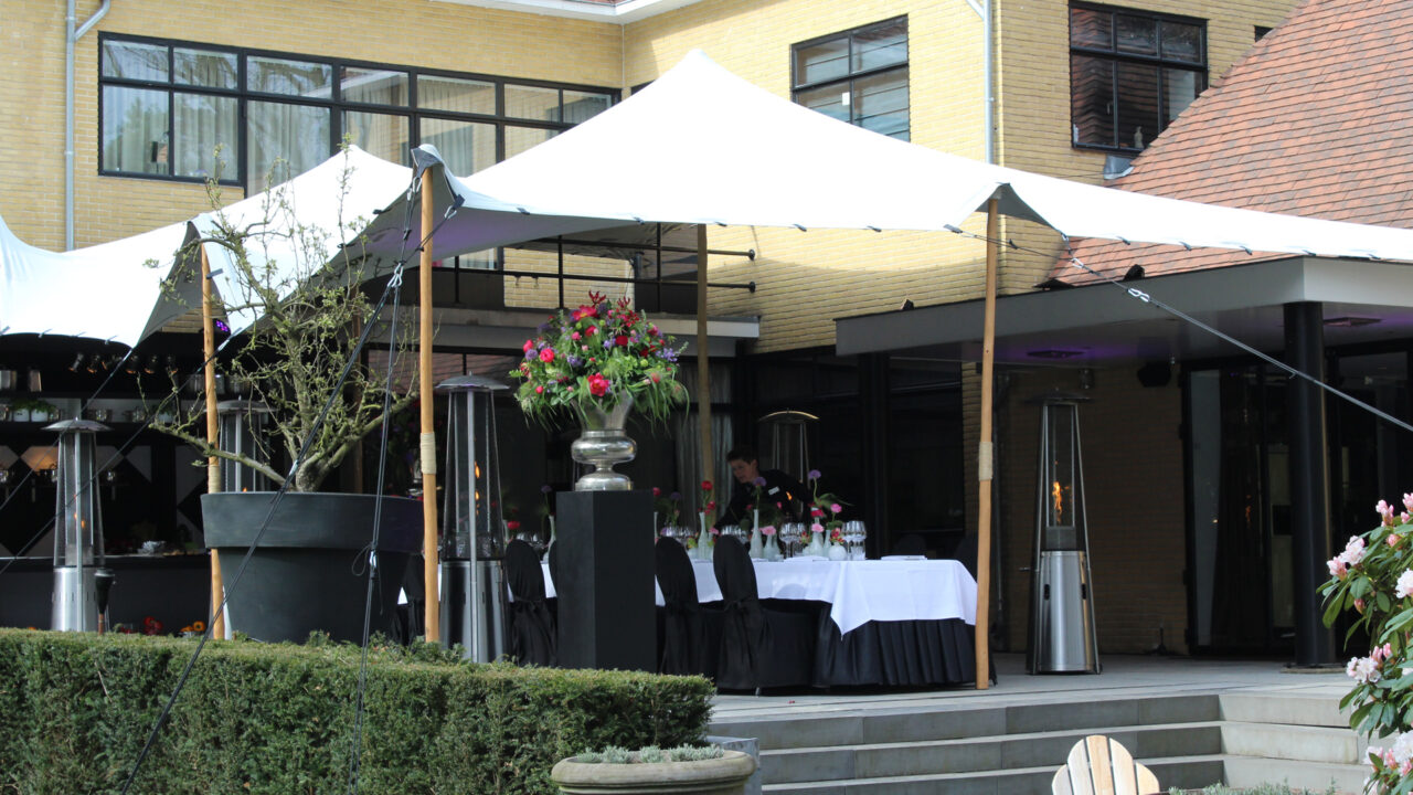 Stretchzelt für Outdoor Eventlocation von Intersettle Zeltverleih für Hochzeiten, private Sommerfeste, Gastro-Events, Jubiläen und Veranstaltungen