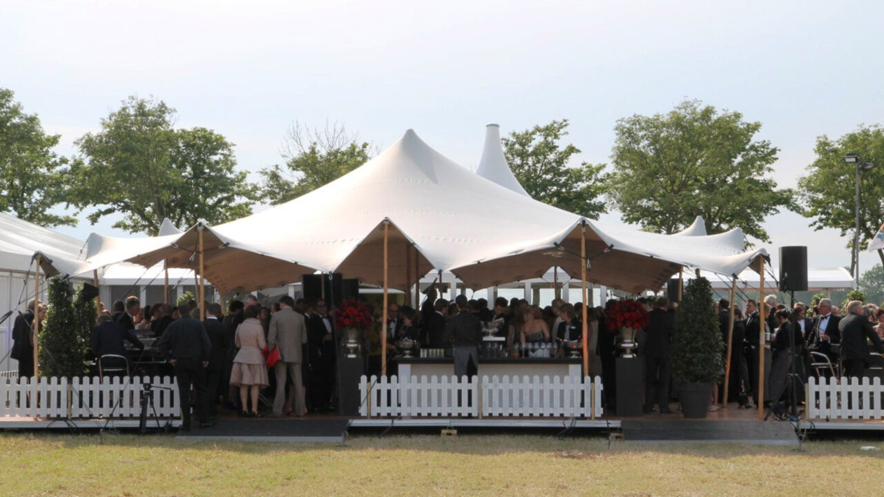 Stretchzelt für Outdoor Events von Intersettle Zeltverleih - Exklusive Eventzelte für Hochzeiten, Sommerfeste, Gastro-Events, Jubiläen und Veranstaltungen