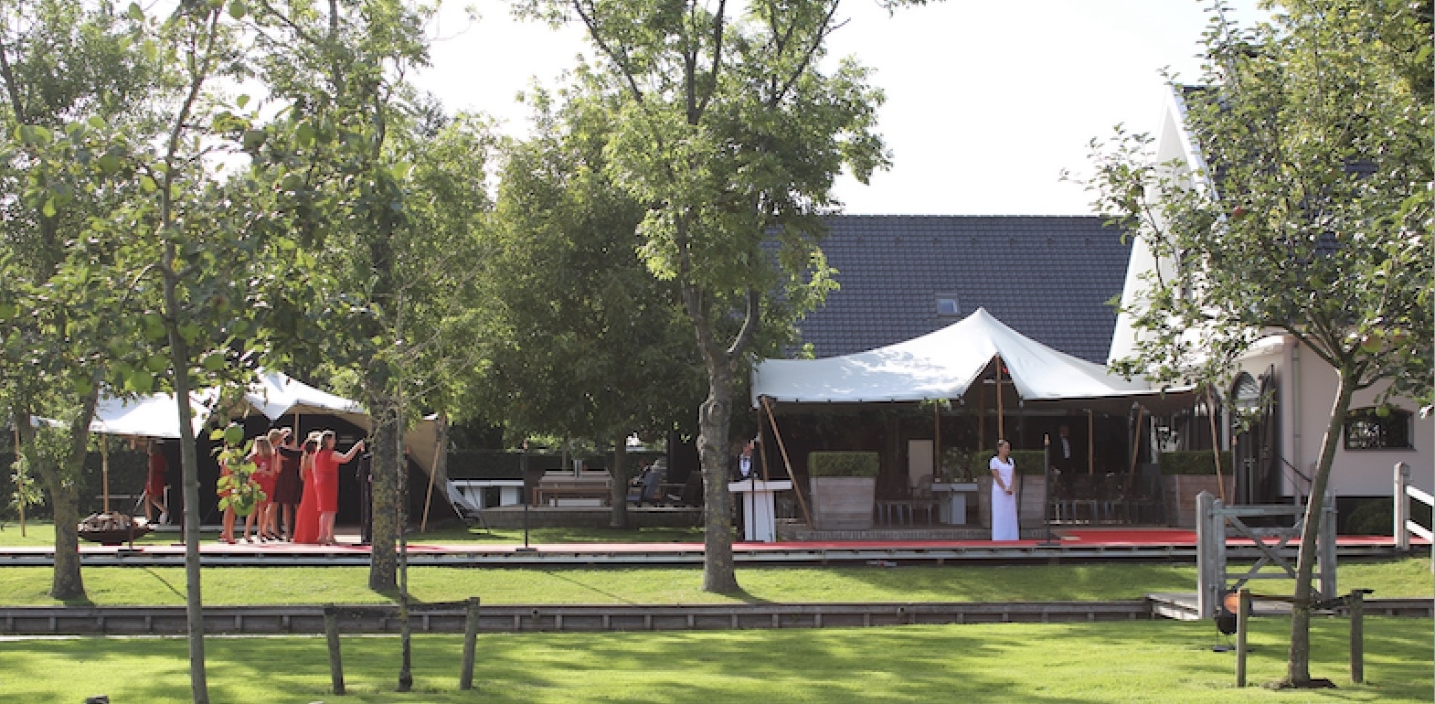 Trauung und Hochzeit im Stretchzelt - eine ideale Hochzeitslocation im Sommer bieten Stretchzelte im eigenen Garten - Zeltverleih Intertent