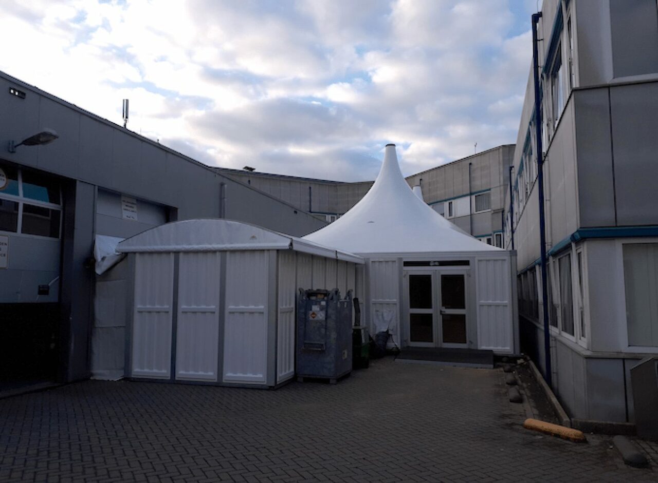 Notfallzelte, Quarantänezelte, Triage-Zelte, Sanitätszelte für Krisen und Katastrophen von Intertent Zeltverleih (www.intertent.de) - Carre Zelt - ADRZ Krankenhaus Goes