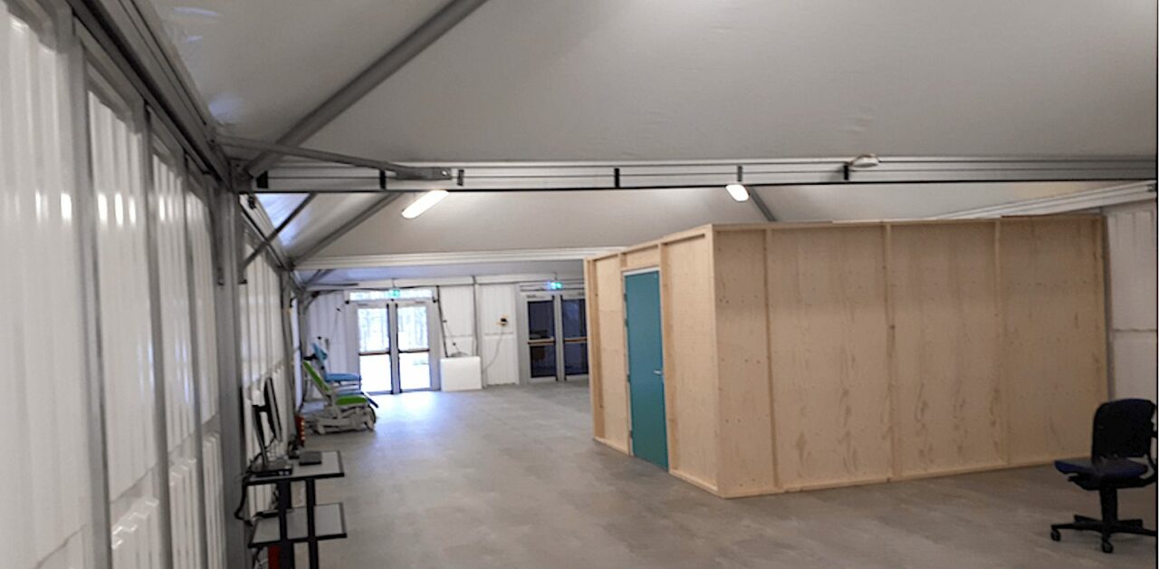 Notfallzelte, Quarantänezelte, Triage-Zelte, Sanitätszelte für Krisen und Katastrophen von Intertent Zeltverleih (www.intertent.de) - Zelt von Innen - ADRZ Krankenhaus Goes 5