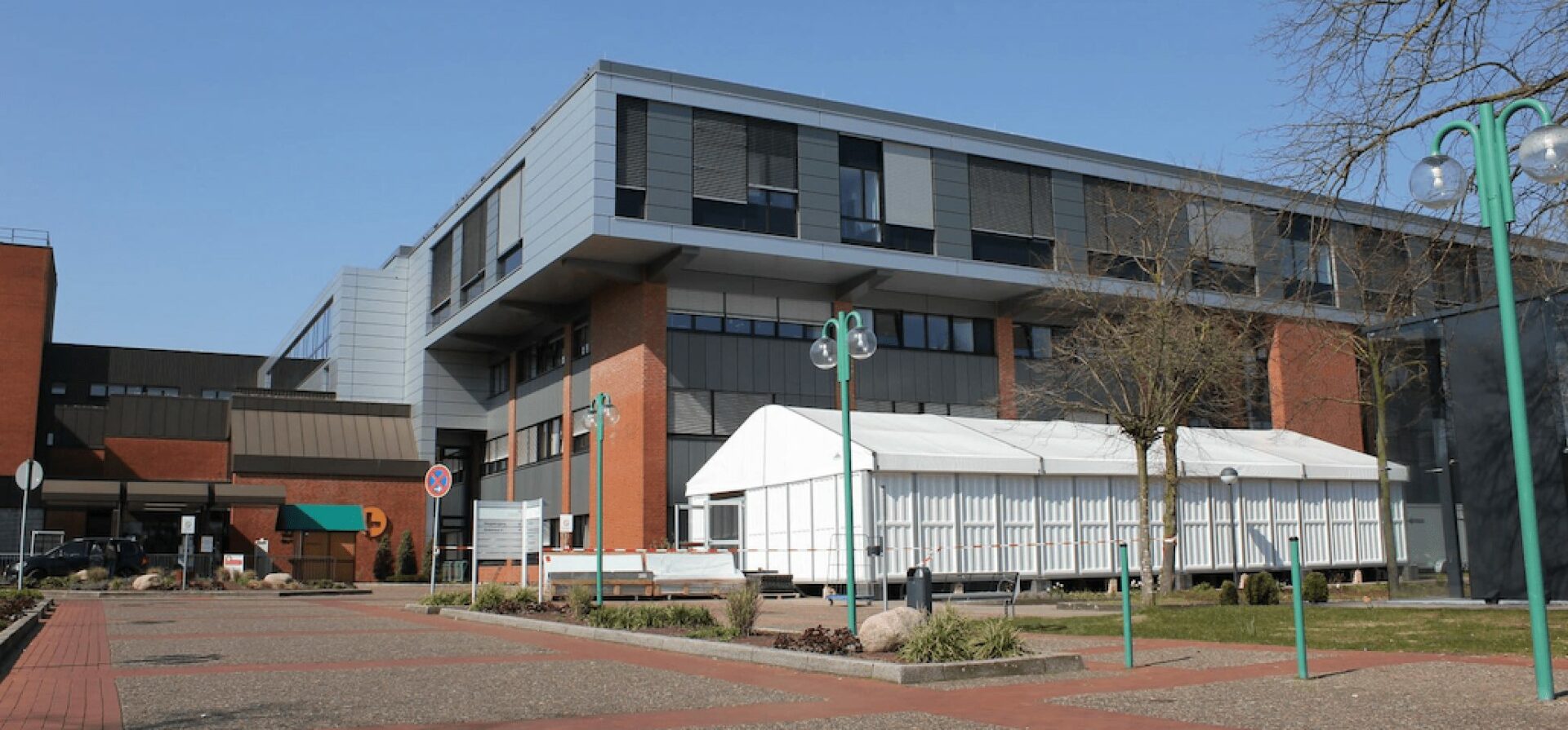 Quarantänezelt von Intertent Zeltverleih zur Erstdiagnositk und Patientensteuerung vor St. Agnes-Hospital Bocholt (www.intertent.de).