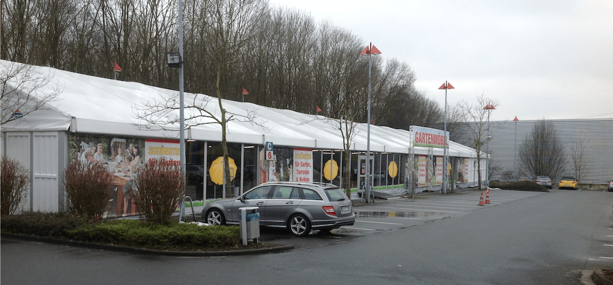 Temporärer Verkauf von Saisonwaren in Zelten und Zelthallen von Intertent Zeltverleih auf Parkplatz (www.intertent.de)