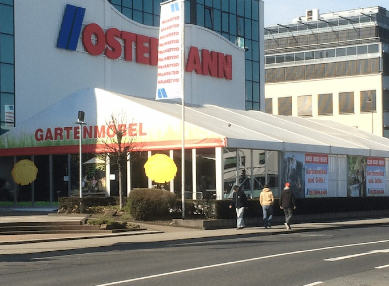Temporärer Verkauf von Saisonwaren in Zelten und Zelthallen von Intertent Zeltverleih (www.intertent.de) - Raumlösungen für Geschäfte in der Coronakrise