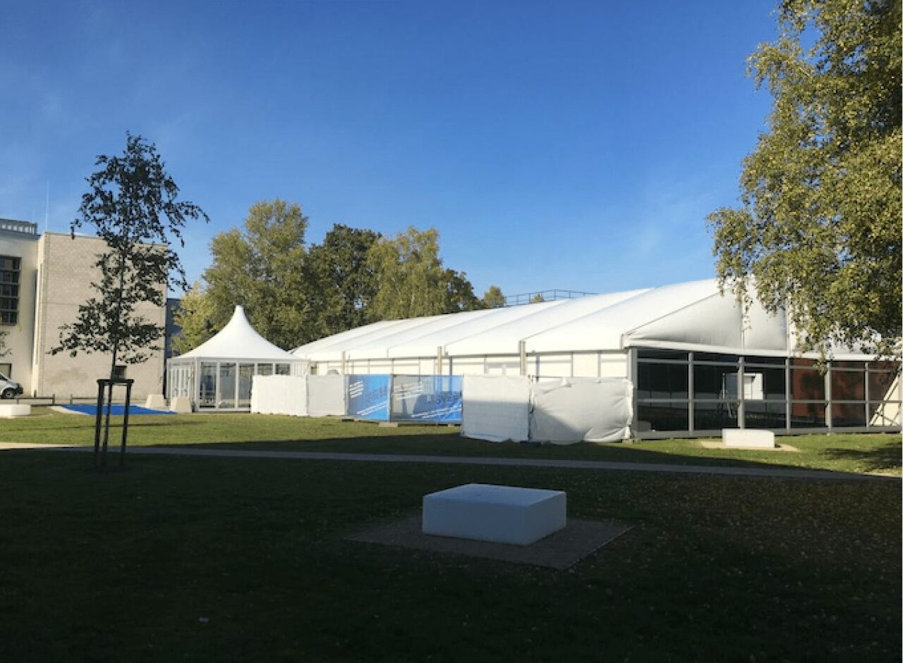 Temporärer Hörsaal von Intertent Zeltverleih (www.interternt.de)- Raumlösungen für Schulen, Universitäten und Bildungseinrichtungen