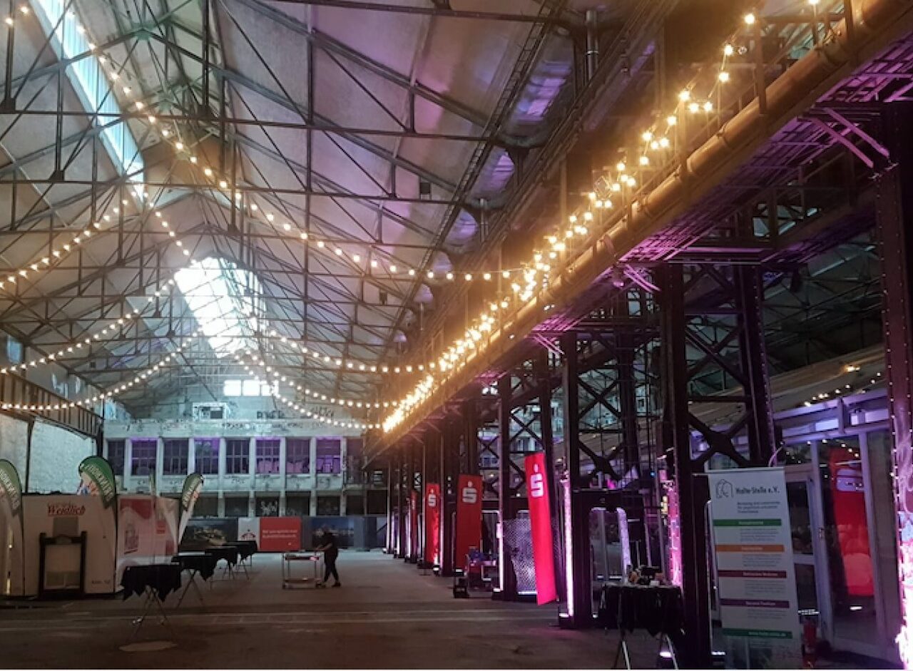 Eventbeleuchtung im Schalthaus 101 auf Phoenix West in Dortmund mit transparentem Zelt von Intertent Zeltverleih NRW für Festival RuhrHOCHdeutsch 2020