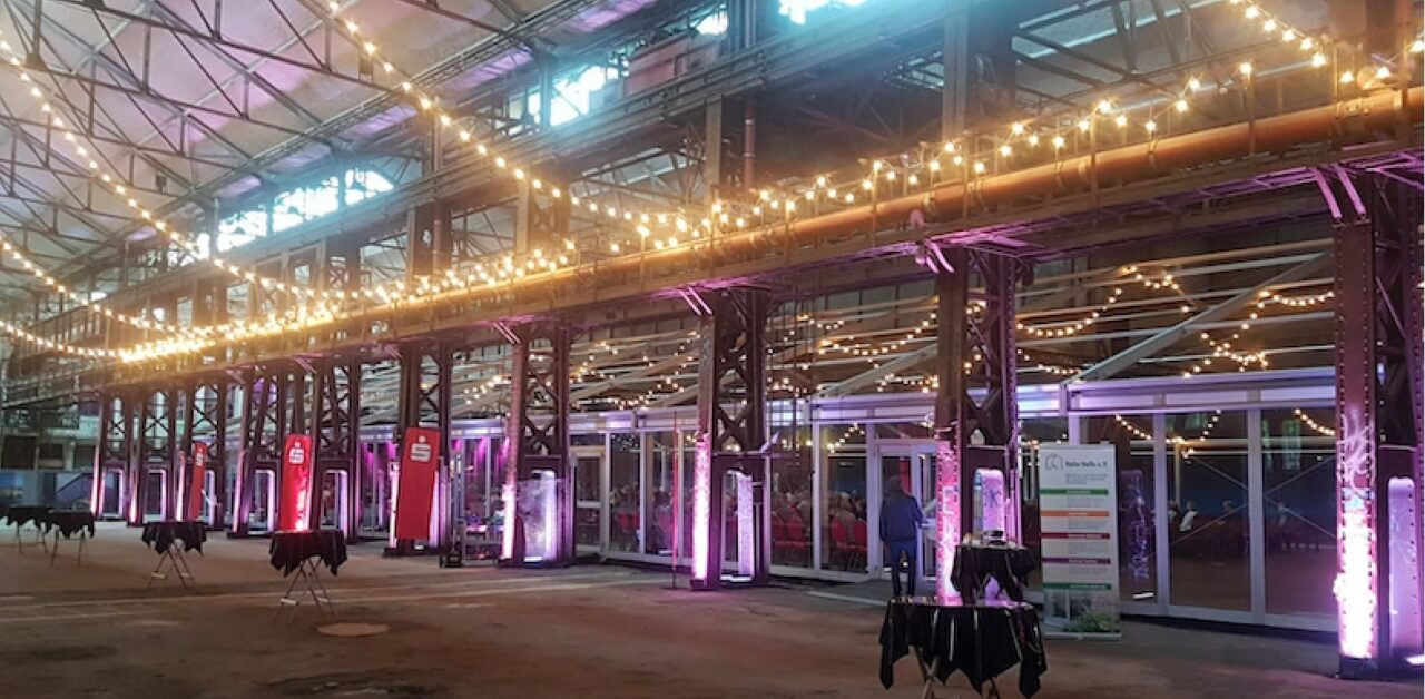 Eventbeleuchtung im Schalthaus 101 auf Phoenix West in Dortmund mit transparenter Zelthalle von Intertent Zeltverleih NRW für Festival RuhrHOCHdeutsch 2020