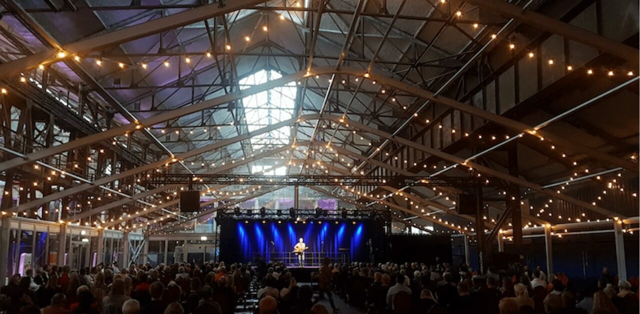 Transparente Alu-Zelthalle mit Eventbeleuchtung von Intertent Zeltverleih NRW im Schalthaus 101 auf Phoenix West in Dortmund für RuhrHOCHdeutsch Festival 2020