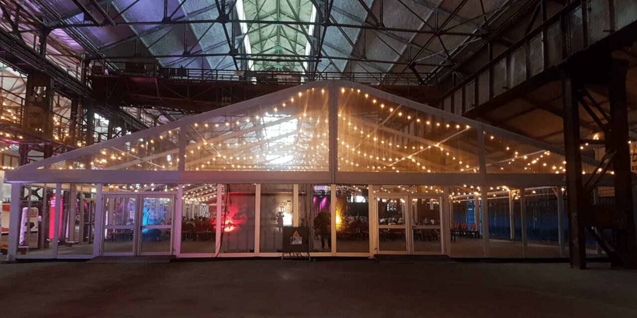 Transparente Alu-Zelthalle mit Eventbeleuchtung von Intertent Zeltvermietung NRW im Schalthaus 101 auf Phoenix West in Dortmund für RuhrHOCHdeutsch Festival 2020