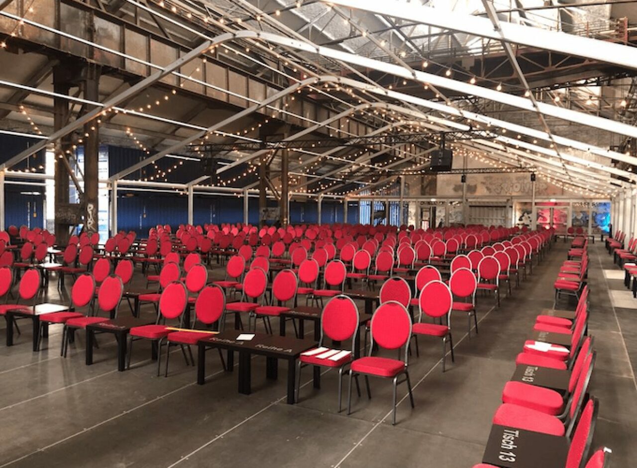 Zuschauerraum mit Social Distancing (5 Meter Abstand) bei Veranstaltungen - Bestuhlung in Zelthalle von Intertent Zeltverleih für RuhrHOCHdeutsch Festival in Dortmund -