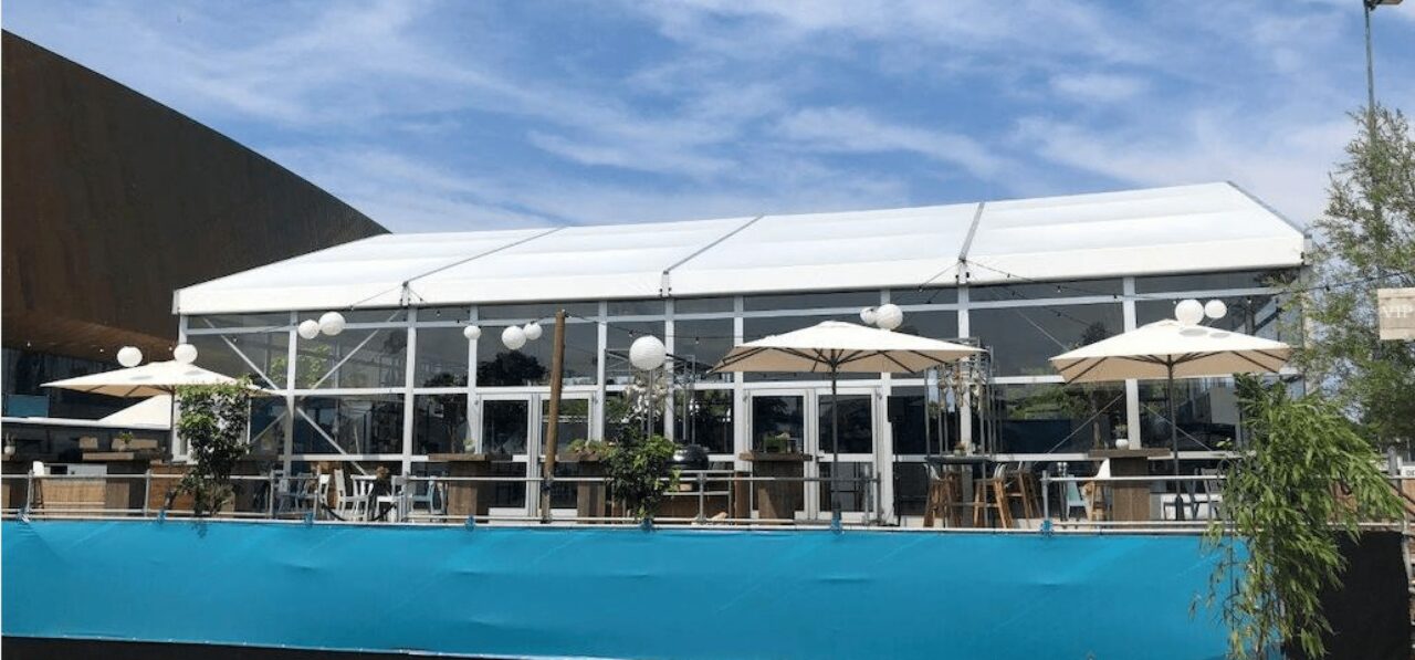 Intertent Zeltverleih- Exklusive Eventzelte : Zeltvermietung - Vision Zelt mit horizontalen Paneelen in der Wandabwicklung und Terrasse