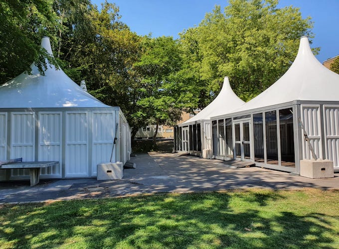 Temporäre Klassenzimmer und Schulräume mit Social Distancing in Zelten und Pagoden von Intertent Zeltverleih an Schulen in NRW