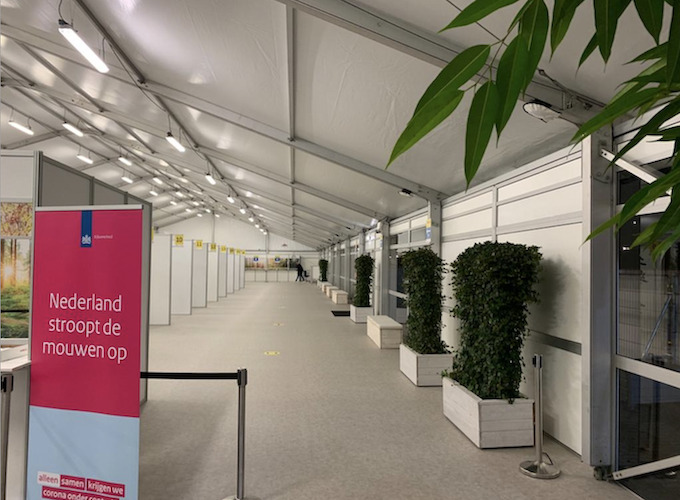 Impfzentrum-in-Leichtbauhalle-von-Intertent-Zeltverleih-Registrierung-und-Impfkabinen-mit-Social-Dis