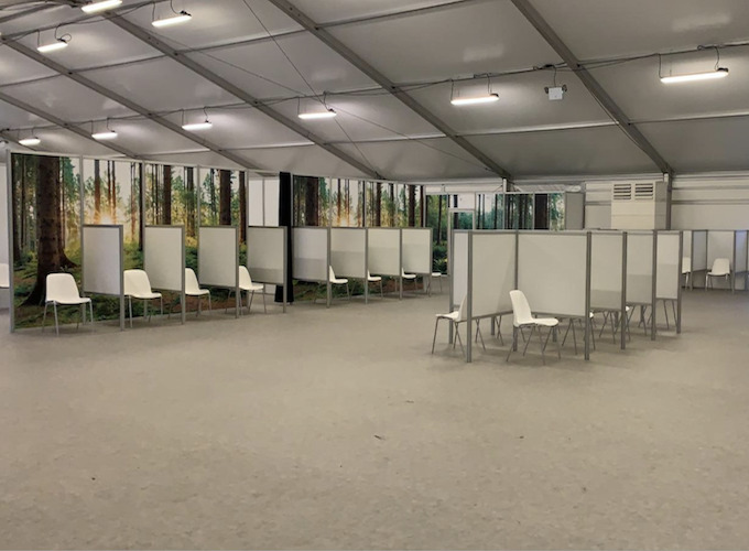 Impfzentrum-in-Leichtbauhalle-von-Intertent-Zeltverleih-Wartebereich-mit-Social-Distancing-