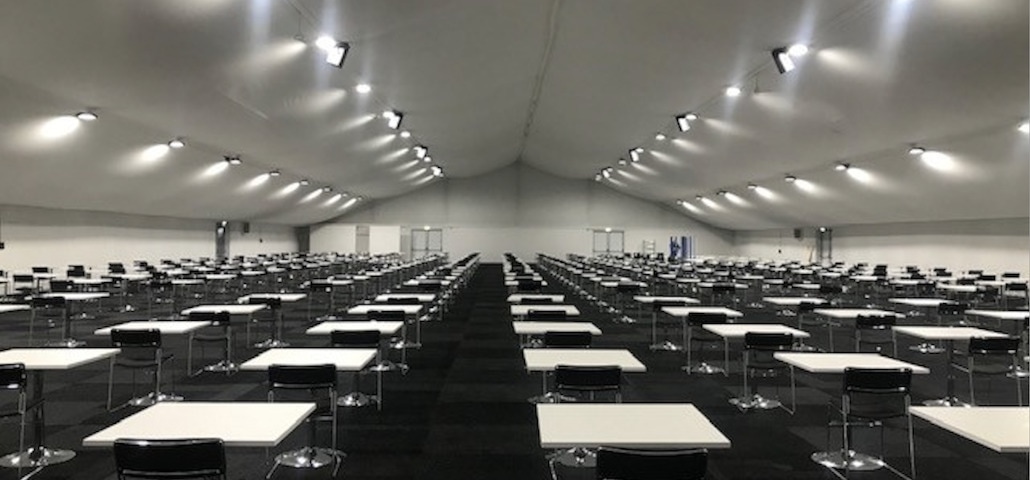 Leichtbauhalle-für-Universitäten-temporärer-Hörsaal-30x60m-inkl.-Ausstattung-Teppichboden-Beleuchtung-Tische-und-Bestuhlung-Heiz-und-Klimatechnik-von-intersettle-Zeltverleih-