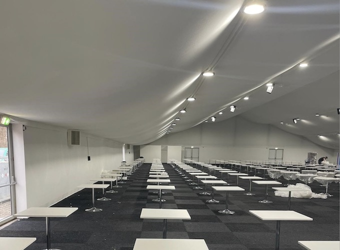 Zelthalle für Universitäten (temporärer Hörsaal) inkl. Ausstattung - Teppichboden, Beleuchtung, Tische und Bestuhlung, Heiz- und Klimatechnik von Intertent Zeltverleih