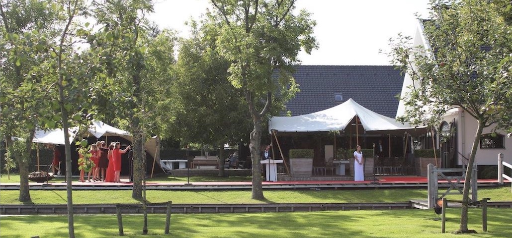 Stretchzelte für Hochzeit im Garten von Zeltverleih Intertent aus NRW - für Trauung und Hochzeitsfeier - Zelte mieten für Heirat, Buffet, Dinner und Hochzeitsparty