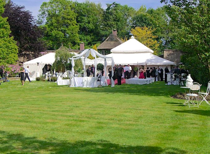 Trauung und Hochzeitsfeier in Garden Lodge als Hochzeitszelt von Intertent Zeltverleih - Exklusive Zelt-Ensemble für private Feiern und Feste
