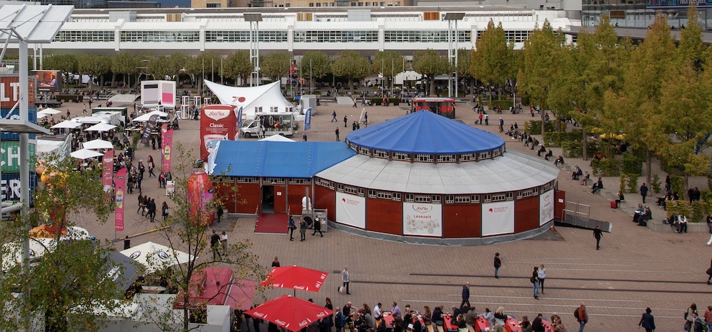 Rundes Spiegelzelt von Zeltverleih Intertent aus NRW - originale historisches Spiegelzelt als Eventlocation für Veranstaltungen, Festivals, Messen - Buchmesse Frankfurt