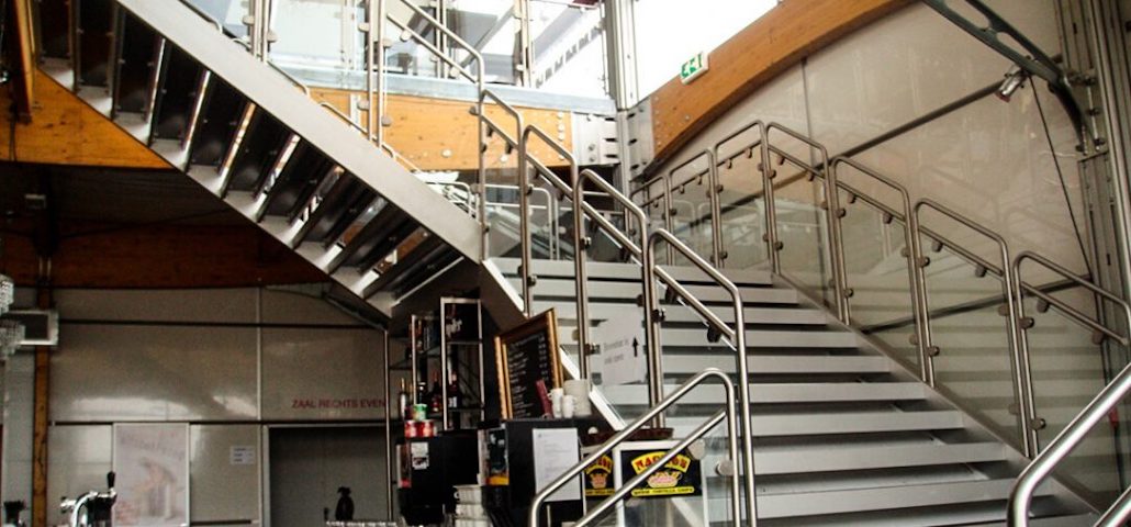 Treppenaufgang im Doppelstockzelt von Intertent Zeltverleih - Zelte und Hallen für Events und Veranstaltungen