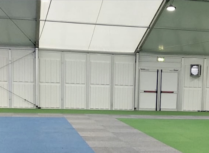 Farbige Bodenbeläge für Zelte und Hallen auf Veranstaltungen - Intersettle Zeltverleih aus NRW - Eventhalle mit blauen, grauen und grünen Teppichböden