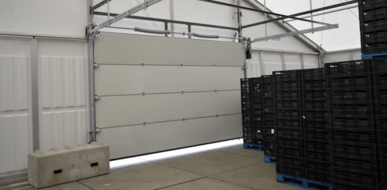Lagerhalle von Intersettle Zeltvermietung - sichere Hallen mit Rolltor-für-temporäre-mobile-Lagerung-von- Materialien, Baustoffen, Fahrzeugen und Waren - Leichtbauhalle-mit-Rolltor