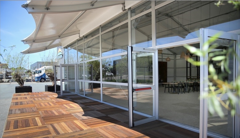 Intersettle Zeltverleih aus NRW - Partyzelt Vision Wings - innovative Zeltkonstruktion mit neuem Vordach-Design für Außenterrassen