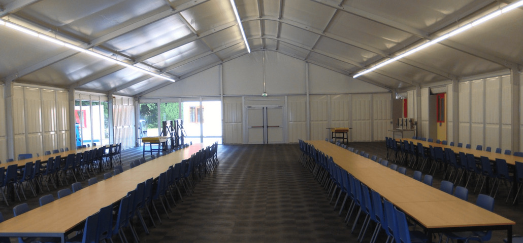 Temporäre Kantine in großer Zelthalle (Leichtbauhalle) inkl. Ausstattung von Intersettle Zeltverleih (www.Intersettle.de)