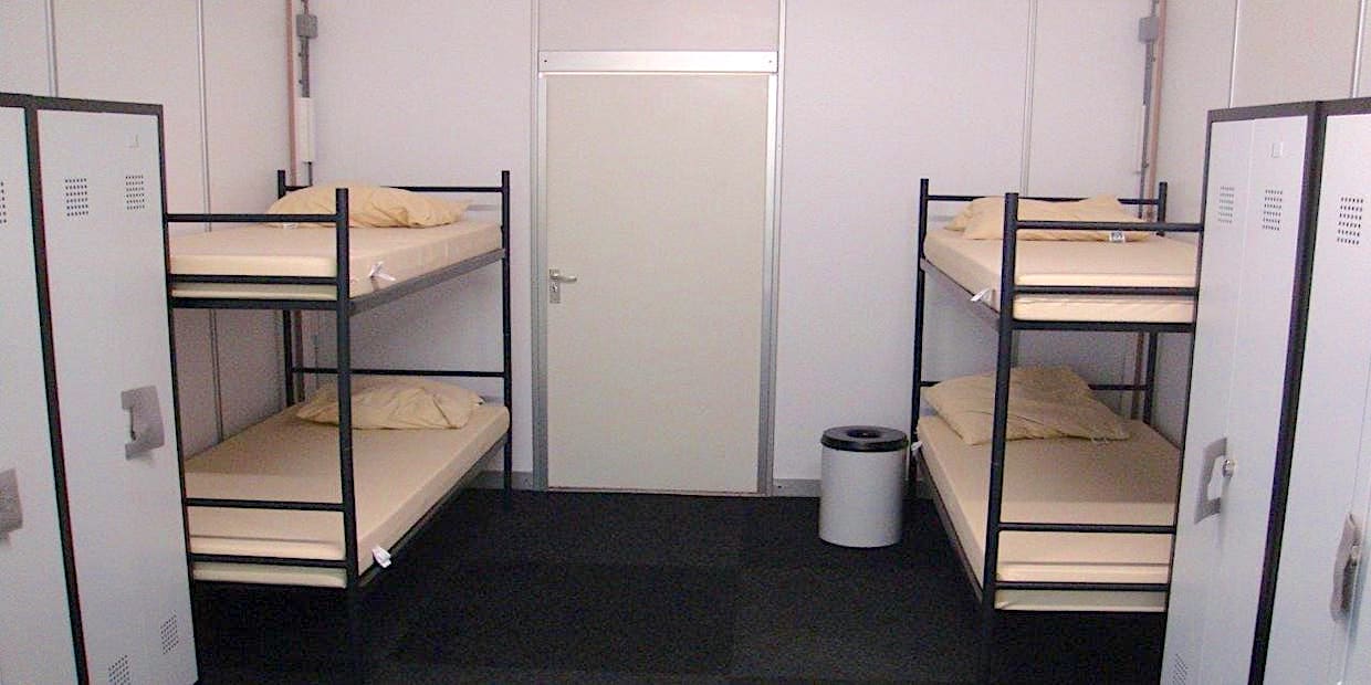 Zeltverleih Intersettle - Unterkünfte und Wohnheime für Asylbewerber, Flüchtlinge, Mitarbeiter - Zelt Innenansicht mit Ausstattung (Betten, Spinde)