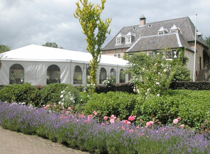 Partyzelt Apsis von Zeltverleih Intersettle im Privatgarten - formschönes multifunktionales Zelt für private Feiern und Feste sowie Firmenveranstaltungen