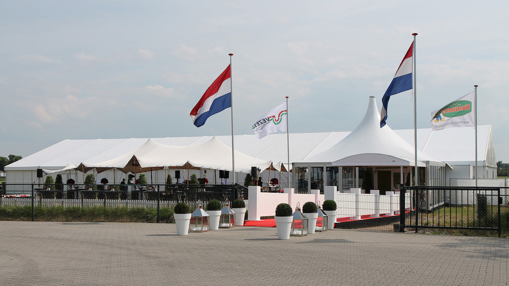 Firmenjubiläum in Alu Pavillon + Carré Pagode von Intersettle Zeltverleih mit Terrasse über Stretchzelt