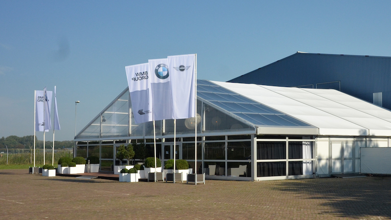 Intersettle Zeltverleih NRW - Vision Zelt mit horizontalen Glaspaneelen und transpatenem Dach im Empfangsbereich für BMW Präsentation