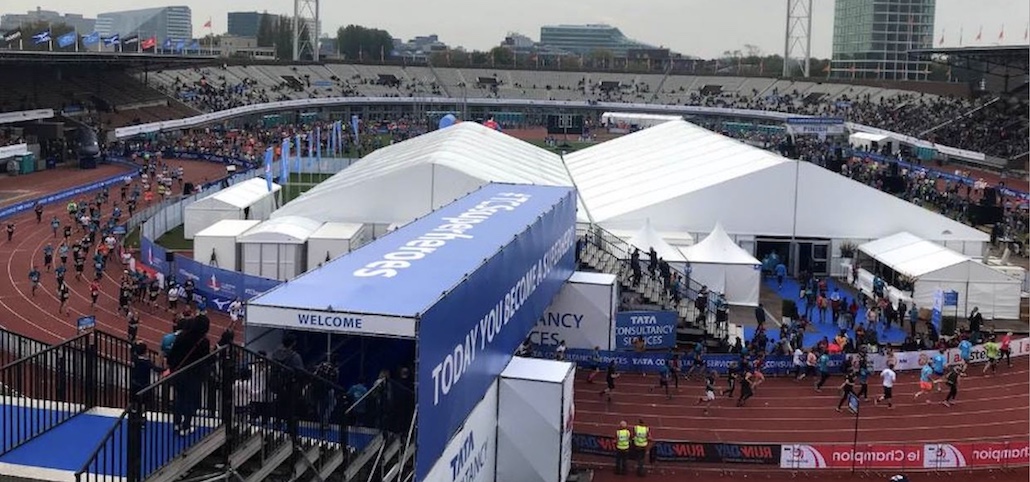 Sportveranstaltungen mit Zelten, Pagoden und Hallen von Intersettle Zeltverleih - Stadt-Marathon mit Zieleinlauf im Stadion