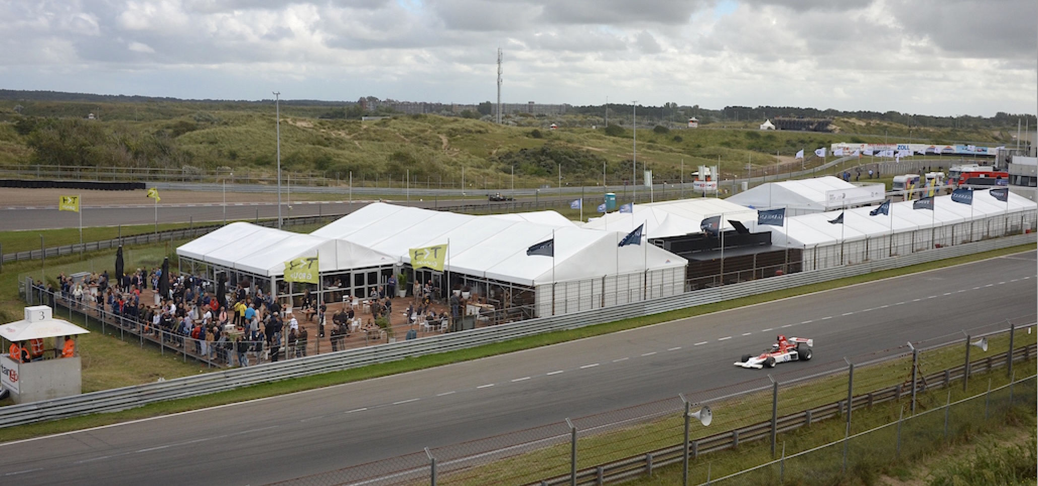 Motorsport Event mit Zelten und Hallen von Zeltverleih Intersettle - Raumlösungen für Rennsport Besucher, Gäste und Teilnehmer