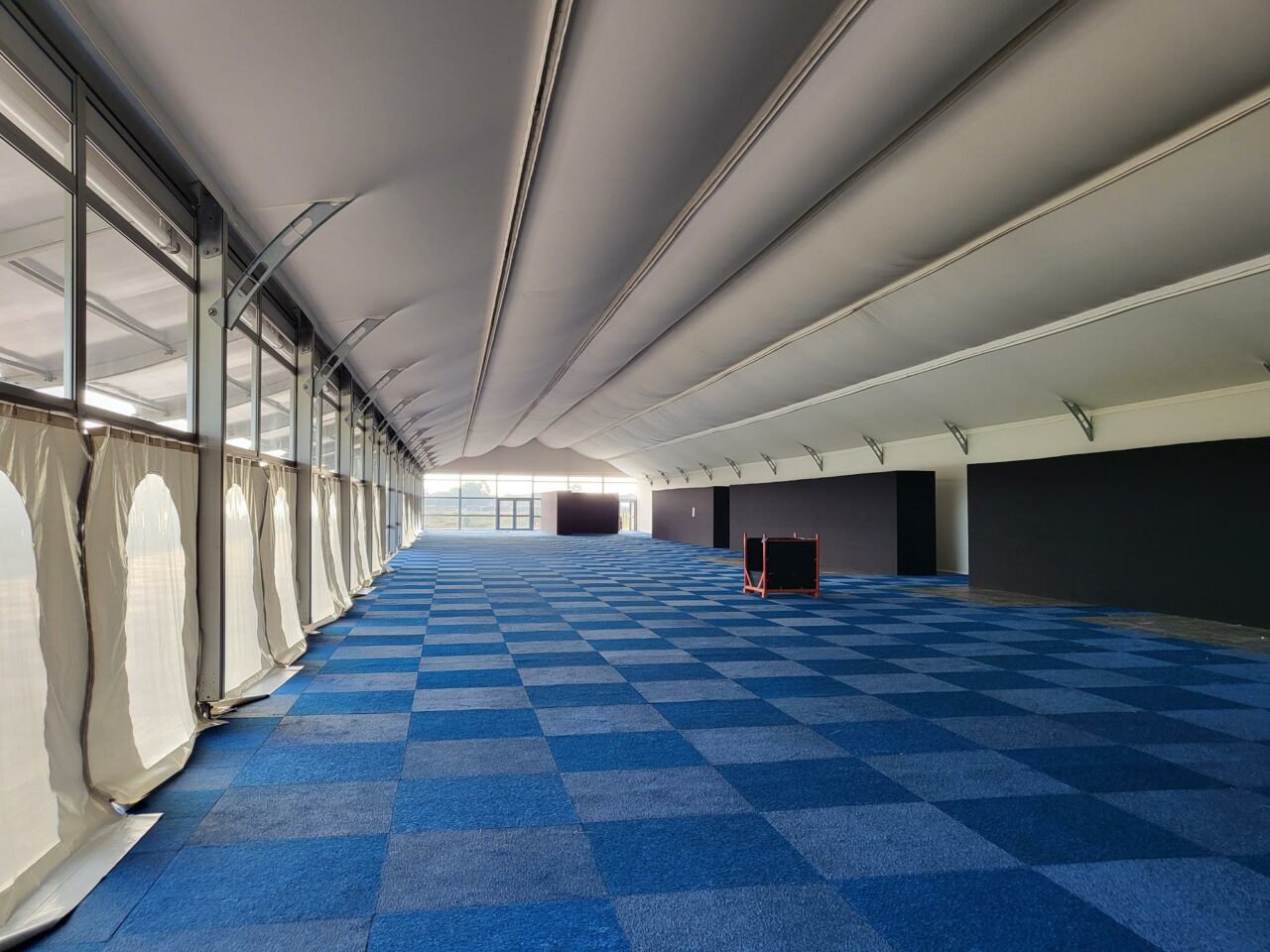 Aufbau Zelthalle Vision Wings mit Zelt-Ausstattungen (blauer Teppichboden) von Intersettle Zeltverleih - Platinum Club Festival Parookaville 2022 - Bodenbeläge
