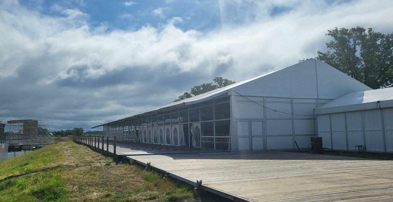 Aufbau Zelthalle Vision Wings von Intersettle Zeltverleih als Vip-Bereich Platinum Club beim Parookaville Festival 2022