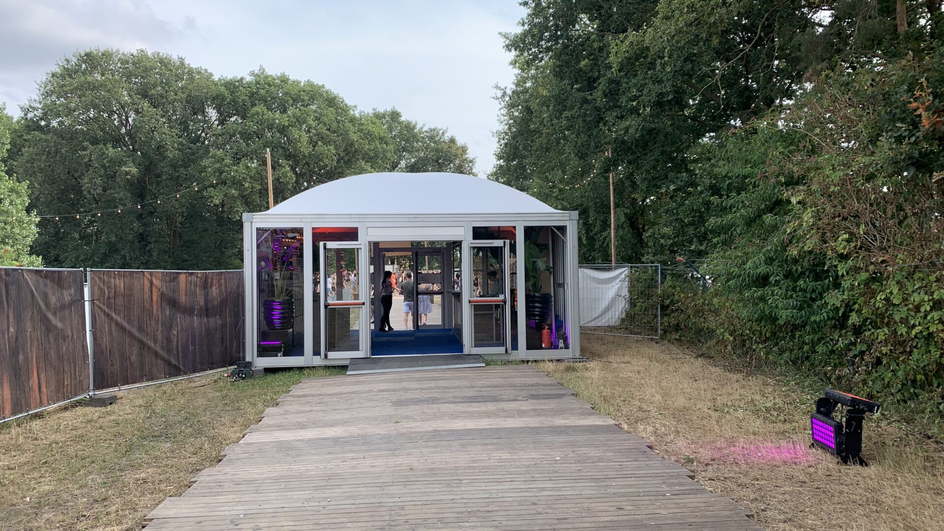 Checkin Zelt Platinum Club auf Parookaville Festival 2022 - PAgode Carré Dome von Zeltverleih Intersettle aus NRW