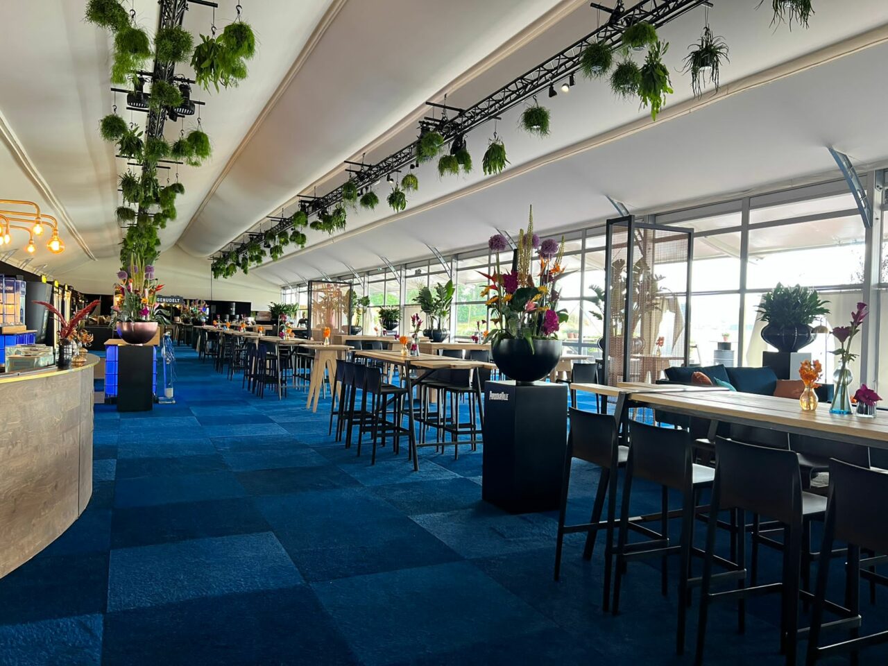 Großes Zelt mit Ausstattungen und Eventstyling von Intersettle Zeltverleih - Zelthalle Vision Wings - Platinum Club Festival Parookaville 2022