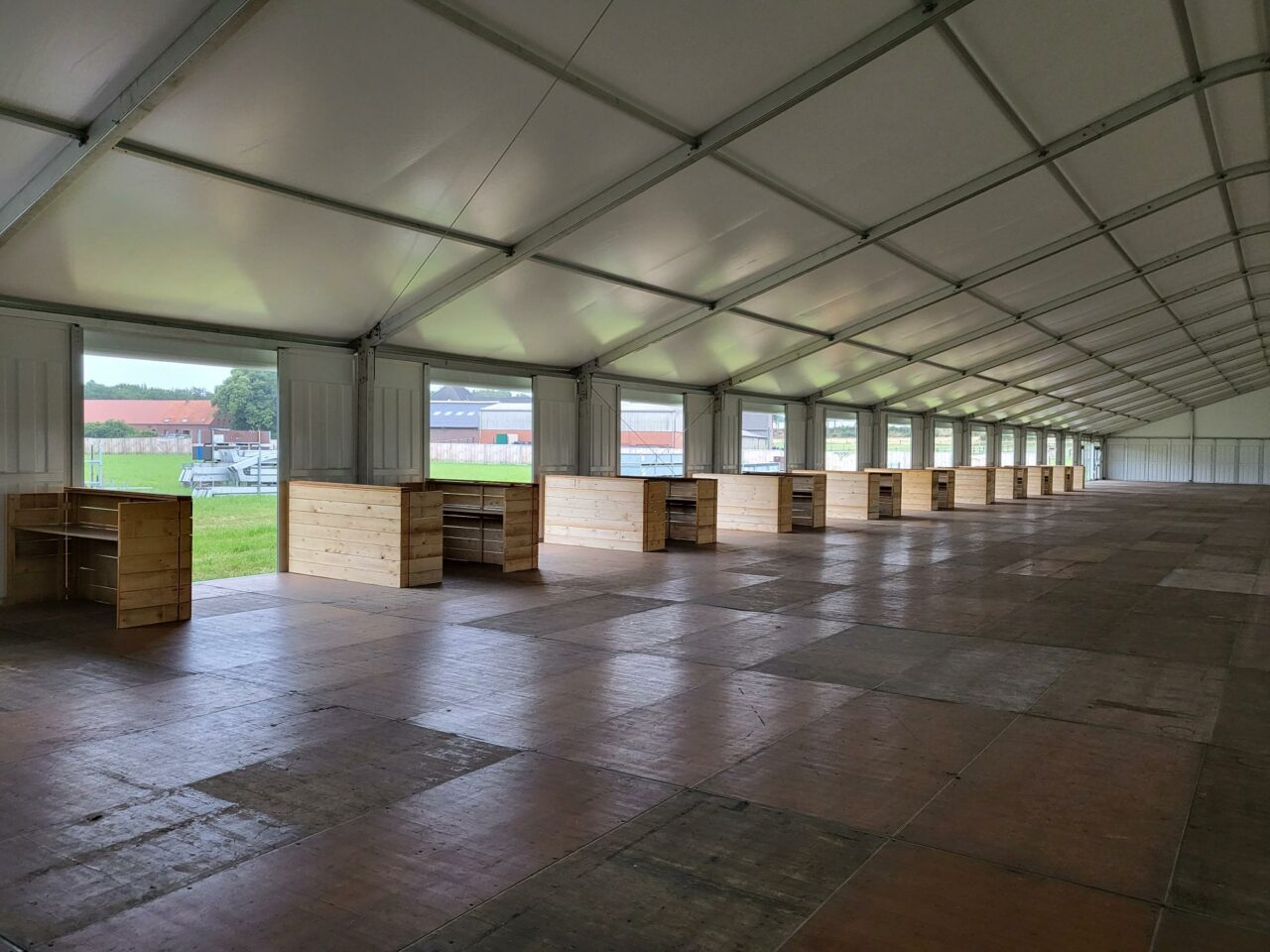 Leichtbauhalle Alu Pavillon von Zeltverleih Intersettle - Zelthalle als Zugang für Besucher mit Kontrollen zu den Campingplätzen auf Parookaville Festival 2022