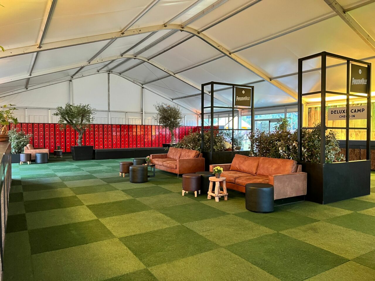 Leichtbauhalle von Zeltverleih Intersettle - Zelthalle als Empfang, Aufenthalt und Zugang zu den Campingplätzen auf Parookaville Festival 2022