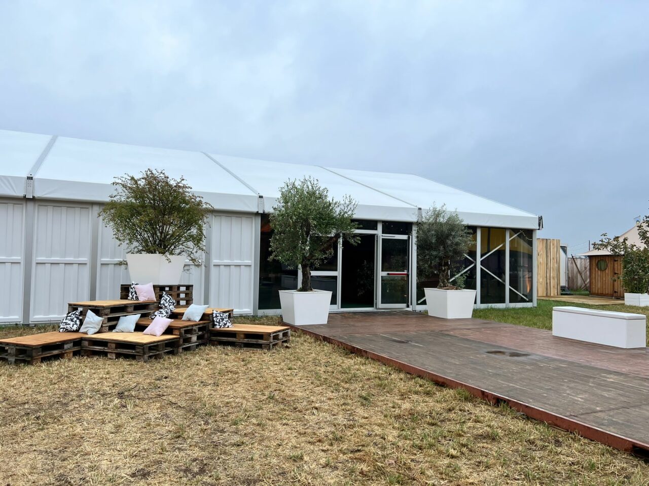 Zelthalle Alu Pavillon von Intersettle Zeltverleih - Zugang zu den VIP-Campingplätzen auf dem Parookaville Festival in Weeze 2022