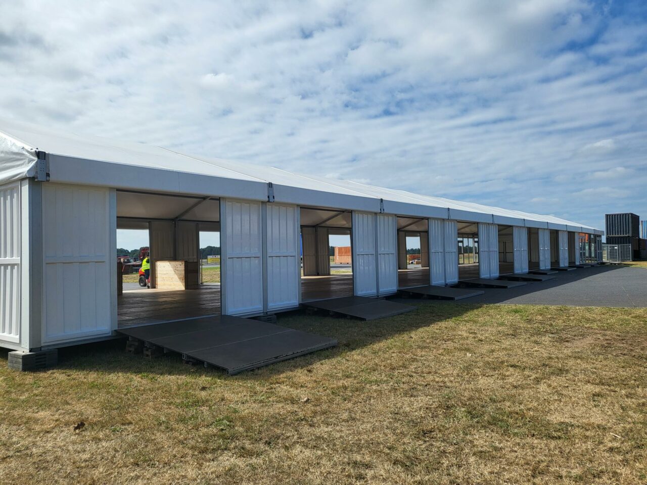 Zelthalle Alu Pavillon von Intersettle Zeltverleih auf dem Parookaville Festival 2022 - Zelte als Zugang mit Checkin zu den Campingplätzen