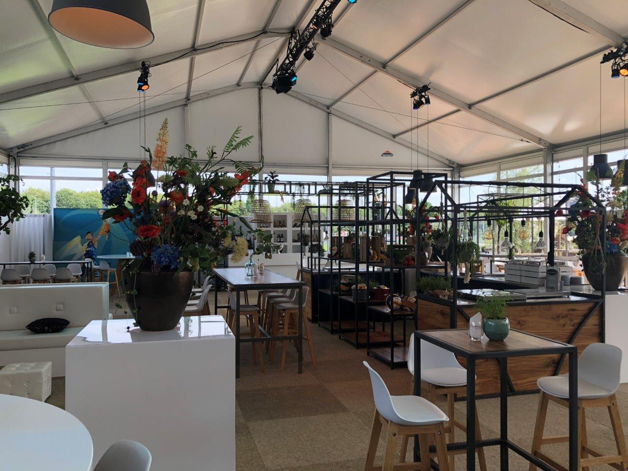 Intersettle - Exklusive Eventzelte - Zeltvermietung - Vision Zelt mit horizontalen Seitenwandpaneelen und Eventausstattung