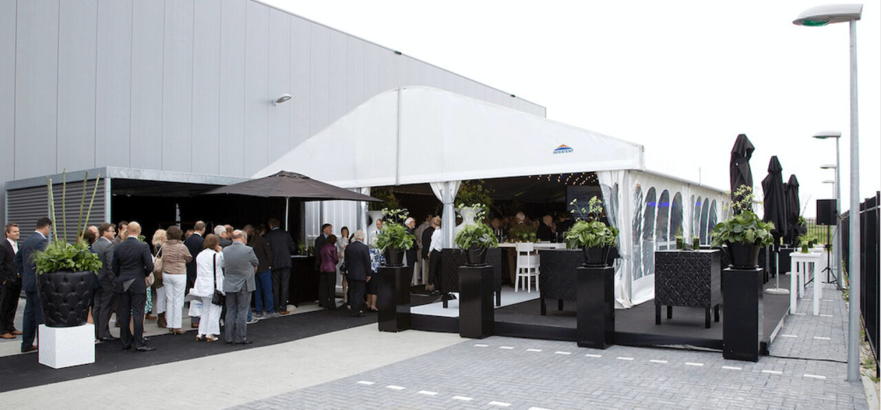 Zeltverleih Intersettle - Firmenveranstaltung in Zelthalle inkl. Zelt-Ausstattungen wie Terrassen und Eventstyling