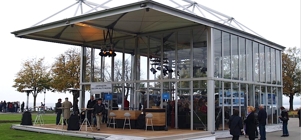 Revolution Zelt als gläserner Pavillon mit Terrasse von Intersettle Zeltverleih - Modulartige Zeltkonstruktion für Messen, Produktpräsentationen, Marketingevents, Kongresse