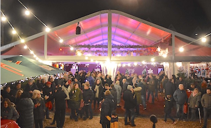 Zelthalle für Weihnachtsmarkt mit transparentem Giebeldreieck und aufschiebbaren Seitenwänden aus PVC-Planen von Intersettle Zeltverleih für „Ab ins Zelt“ und dem satirischen Adventskalender