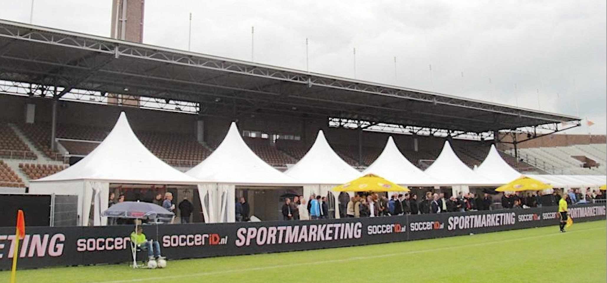 Pagodenzelte von Zeltverleih Intersettle - VIP-Pagoden im Stadion für Sportveranstaltung