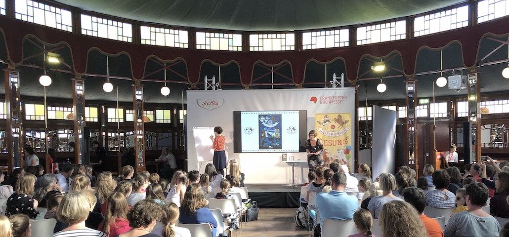 Spiegelzelt Innenansicht (rund) von Intersettle - Exklusive Eventzelte - Zeltvermietung - auf der Frankfurter Buchmesse für Kulturveranstaltungen von Sponsoren