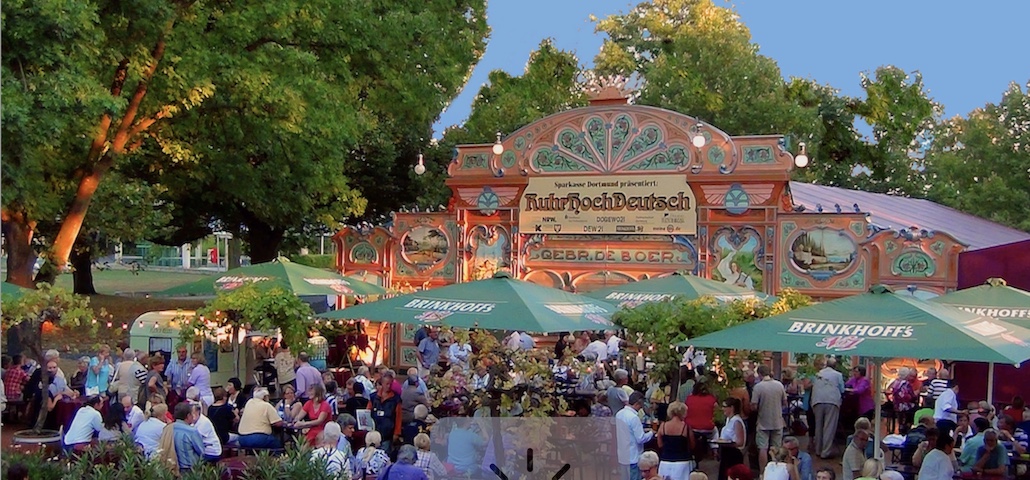 Spiegelzelt von Zeltverleih Intersettle aus NRW für Comedy Festival RuhrHOCHdeutsch, Dortmund 2017 - Außenansicht Front